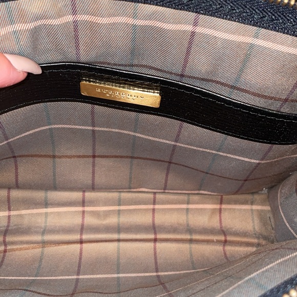 Burberry’s black clutch - Picture 8 of 11